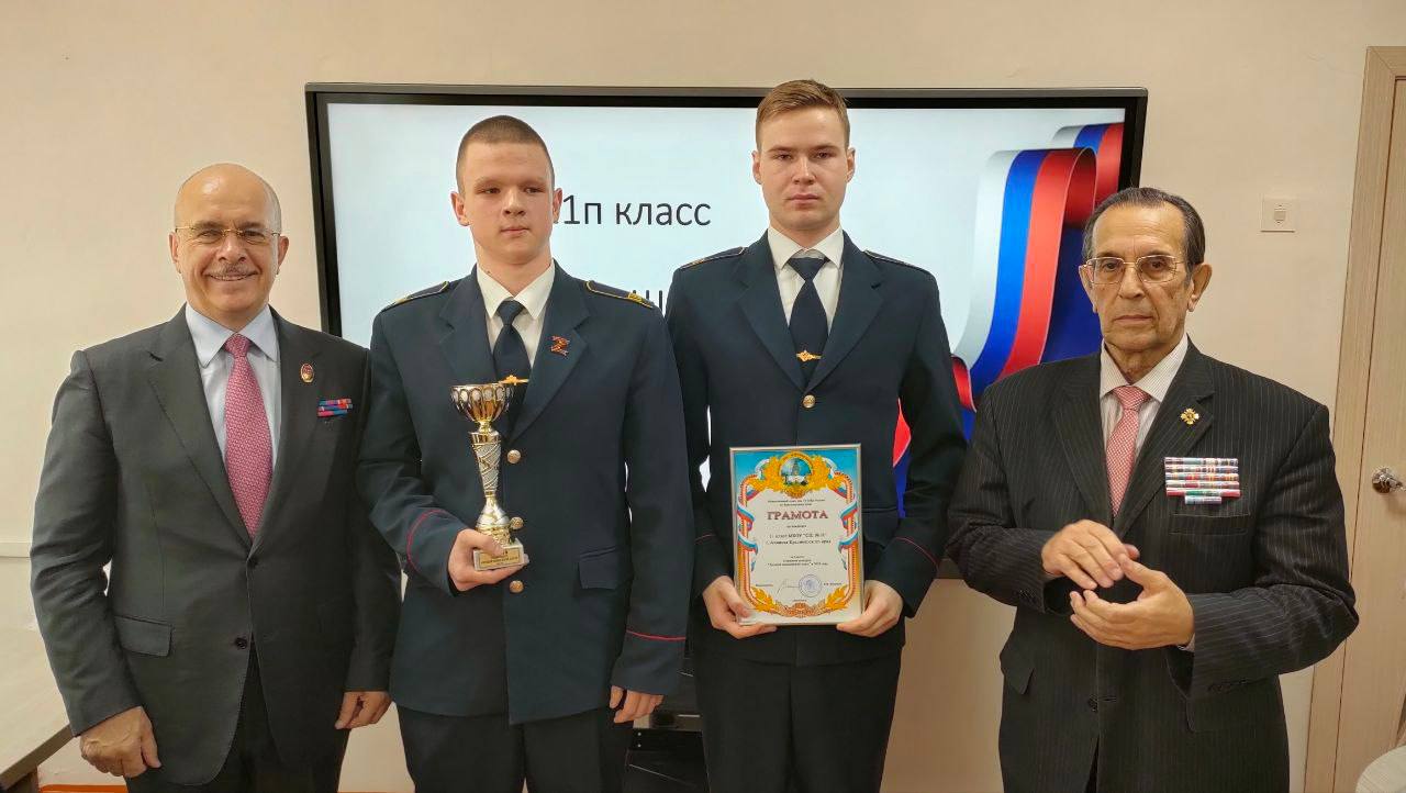 Ачинский полицейский класс школы № 18, ставший лучшим в крае, поздравил председатель общественного Совета при Главке.