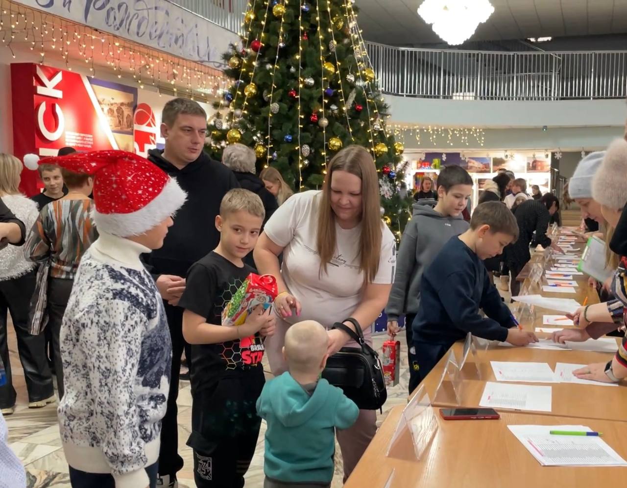 В городском Дворце культуры состоялись новогодние утренники для детей из семей участников специальной военной операции.