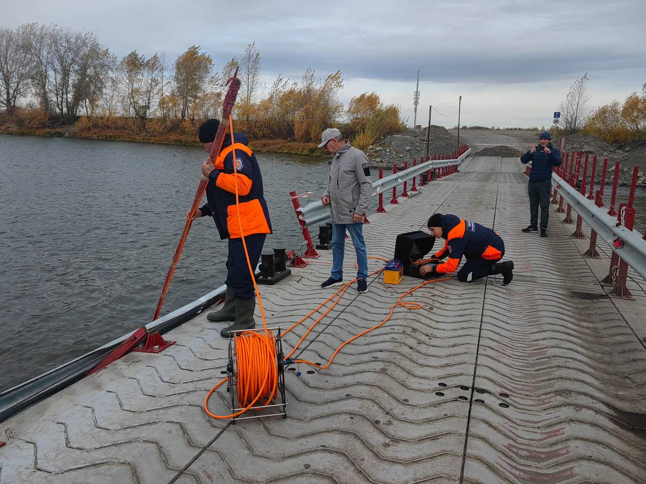 Движение автотранспортных средств по наплавному мосту приостановлено.