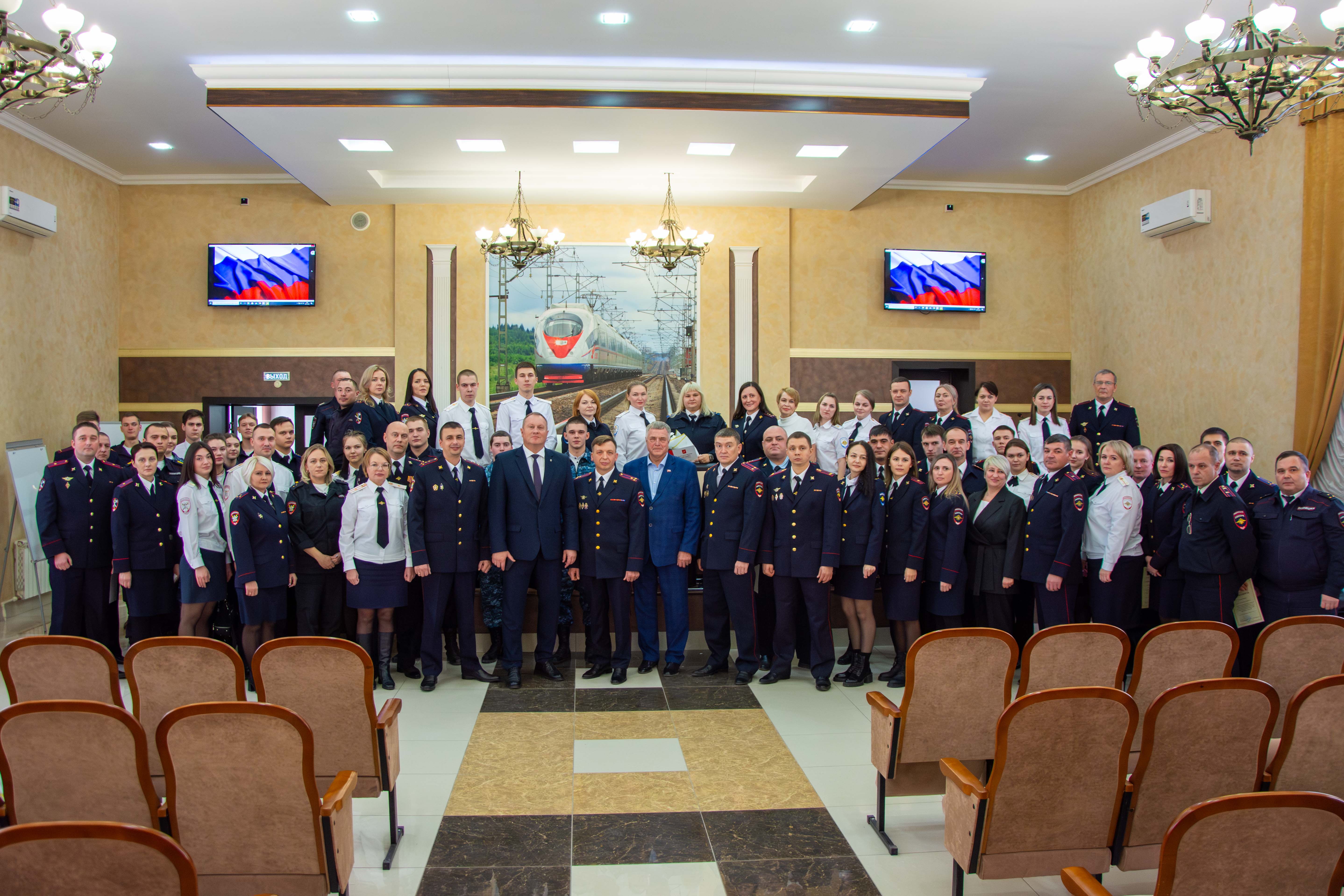 Транспортные полицейские Ачинска получили поздравления с профессиональным праздником от Главы Ачинска.