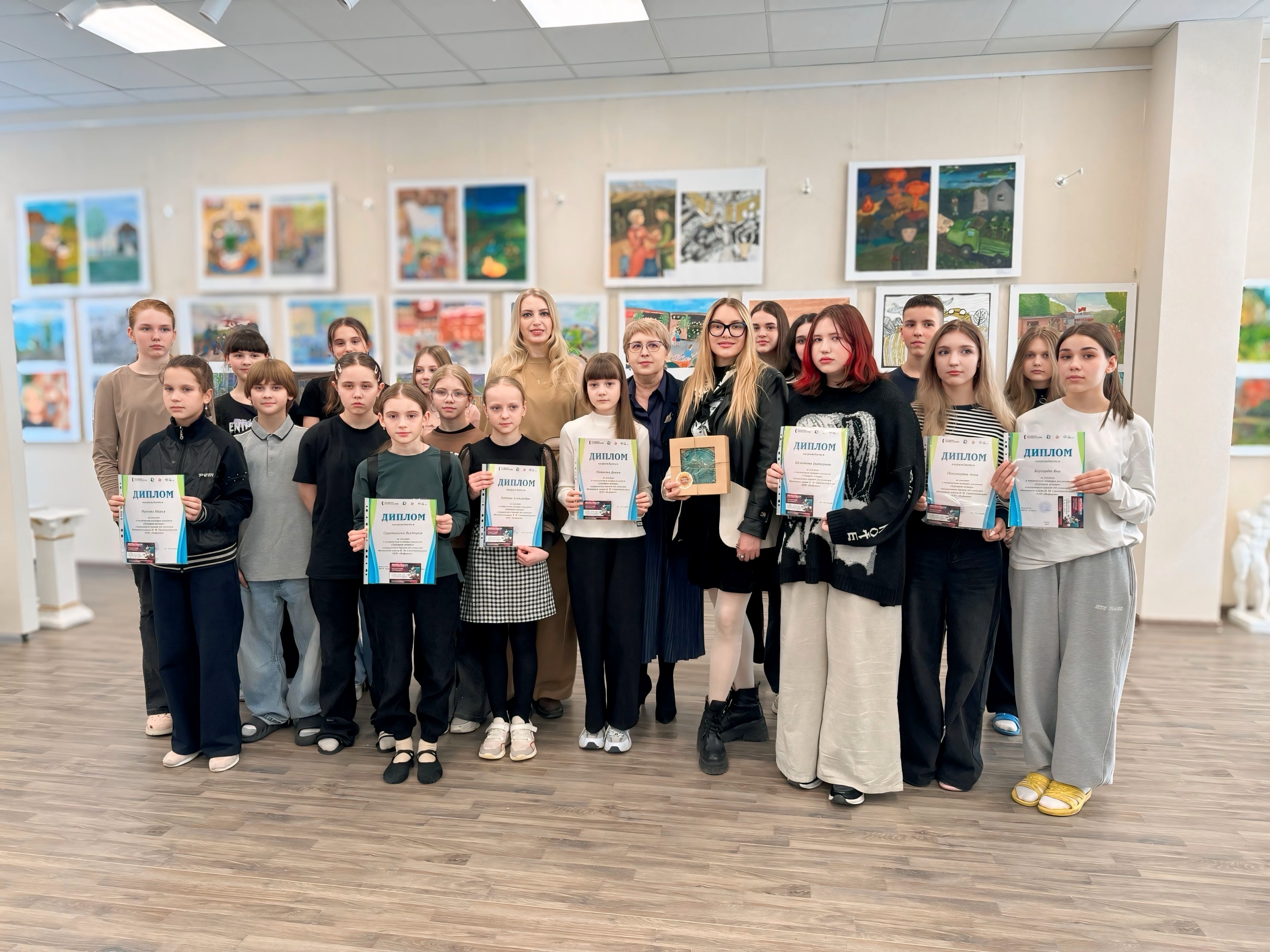 Анастасия Смоктуновская наградила участников конкурса «Портрет актера».