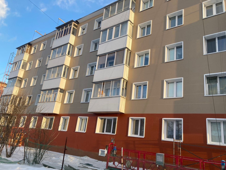 В Ачинске подходят к завершению работы по капитальному ремонту фасада одного из домов. В Ачинске подходят к завершению работы по капитальному ремонту фасада одного из домов.
