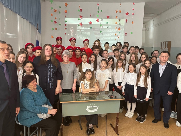 В Ачинской школе открыли Парту Героя. В Ачинской школе открыли Парту Героя.