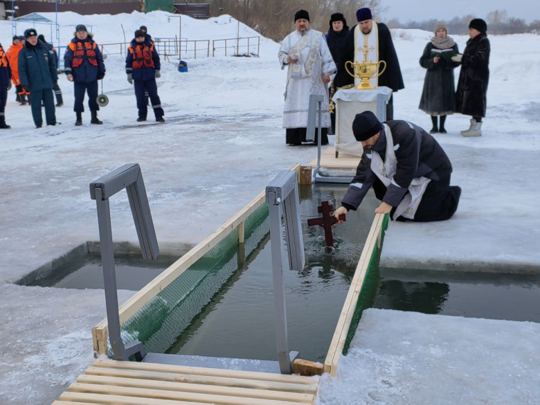 Более 2 тысяч ачинцев окунулись в прорубь на Крещение. Более 2 тысяч ачинцев окунулись в прорубь на Крещение.