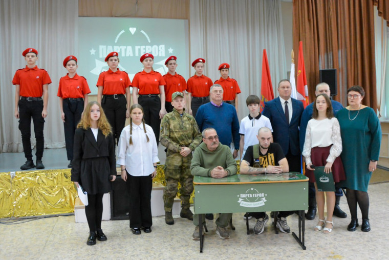 В ачинской школе № 7 открыли ещё одну Парту Героя. В ачинской школе № 7 открыли ещё одну Парту Героя.