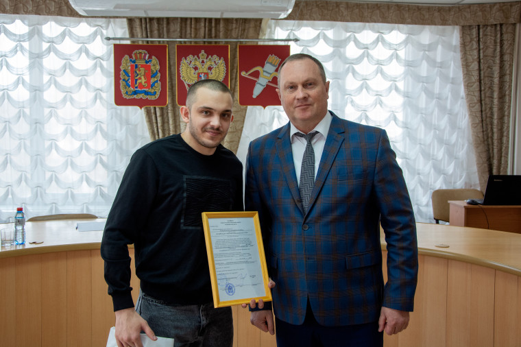Ачинцам вручили сертификаты по улучшению жилищных условий. Ачинцам вручили сертификаты по улучшению жилищных условий.