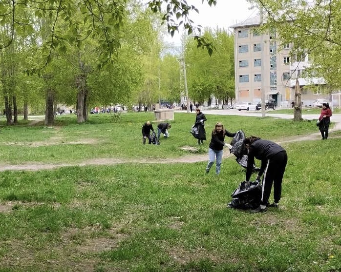 В Ачинске продолжаются уборки города в рамках санитарных пятниц. В Ачинске продолжаются уборки города в рамках санитарных пятниц.