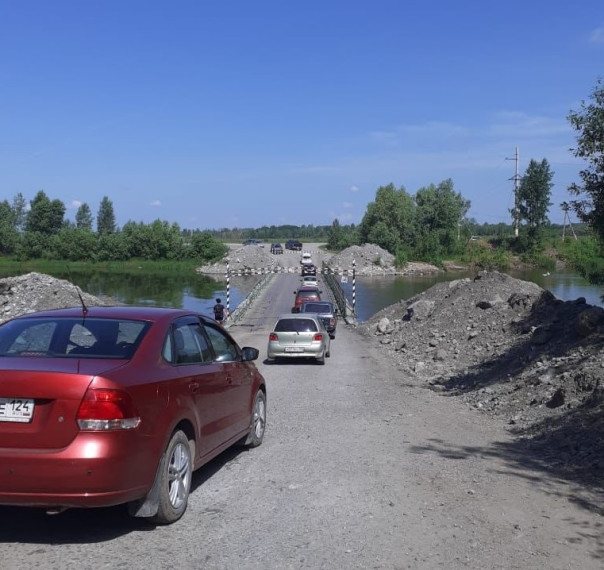 На понтонном мосту установили ограничители для большегрузов высотой более 2,7 м. На понтонном мосту установили ограничители для большегрузов высотой более 2,7 м.