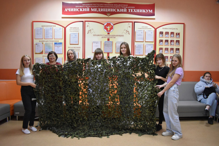 В Ачинске студенты и преподаватели плетут маскировочные сети для бойцов. В Ачинске студенты и преподаватели плетут маскировочные сети для бойцов.