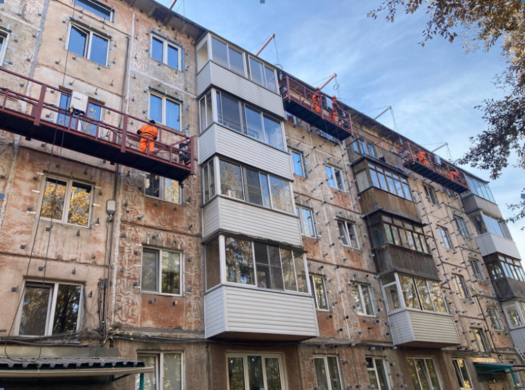 В Ачинске капитально ремонтируют фасады многоквартирных домов. В Ачинске капитально ремонтируют фасады многоквартирных домов.